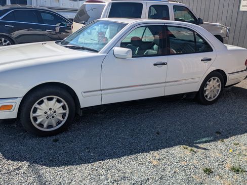 Used 1998 Mercedes-Benz E 320 Sedan image 4