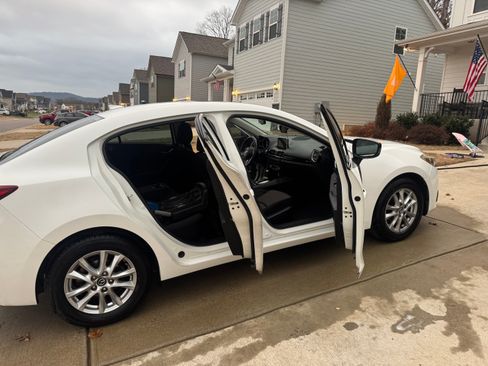 Used 2016 MAZDA MAZDA3 i Touring w/ Popular Equipment Package image 10