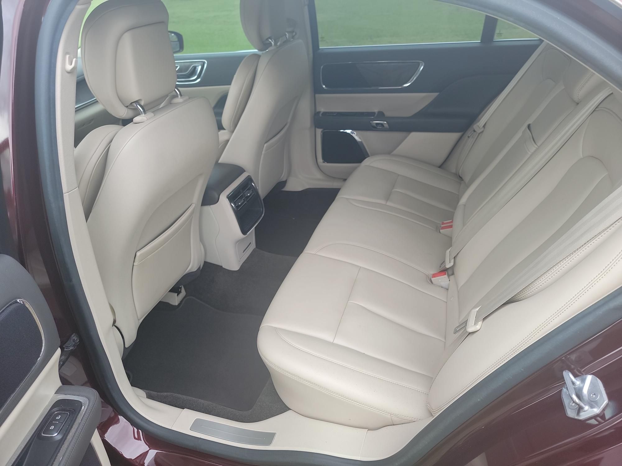 Used 2018 Lincoln Continental Premiere FWD image 11