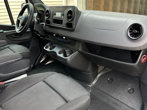 Used 2021 Mercedes-Benz Sprinter 2500 image 11