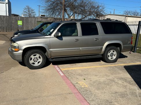 Used 2002 Chevrolet Suburban LT image 1