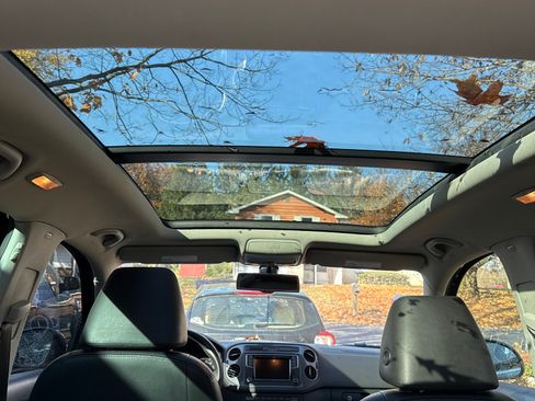 Used 2017 Volkswagen Tiguan Sport image 8