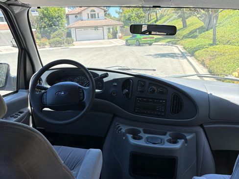 Used 2002 Ford E-150 and Econoline 150 RWD image 9