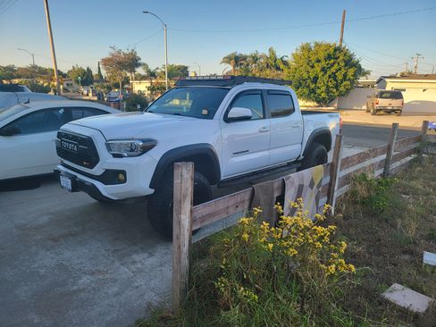 Used 2017 Toyota Tacoma TRD Off-Road w/ Tow Package (A/T) image 6