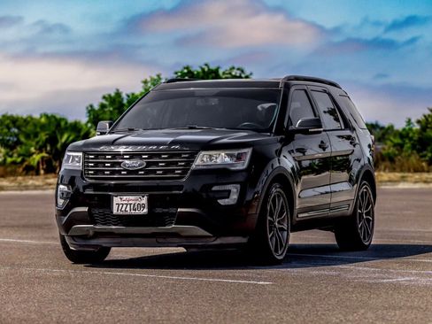 Used 2017 Ford Explorer XLT w/ Equipment Group 202A image 2