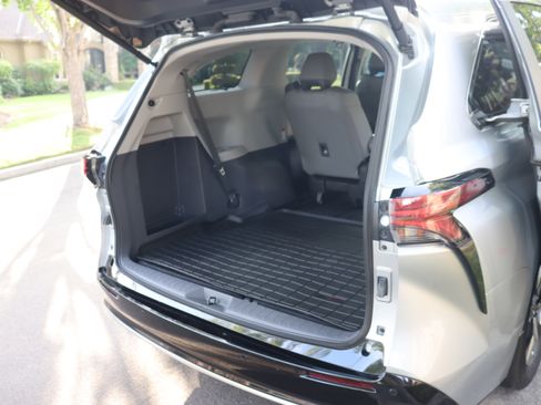 Used 2024 Toyota Sienna Limited AWD/4WD image 17