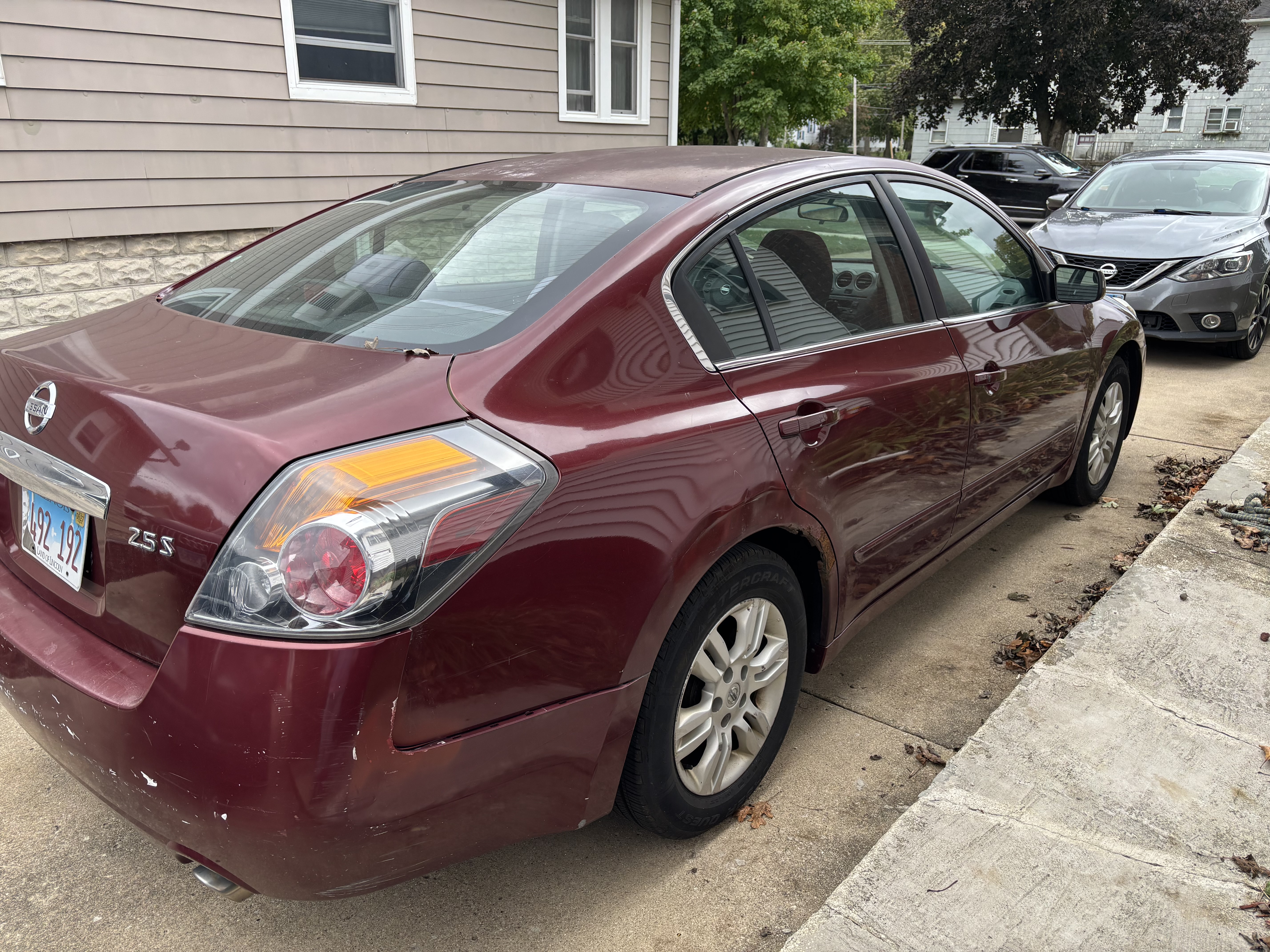 Used 2010 Nissan Altima 2.5 S w/ Convenience Pkg FWD image 2