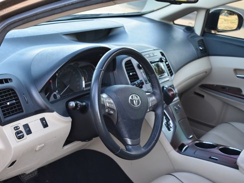 Used 2010 Toyota Venza FWD image 1