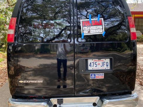 Used 2017 Chevrolet Express 3500 LT w/ LT Preferred Equipment Group image 8