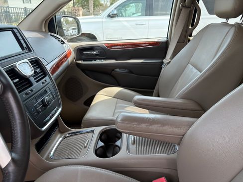 Used 2015 Chrysler Town & Country Touring-L w/ Driver Convenience Group image 12