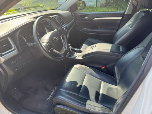Used 2018 Toyota Highlander XLE AWD/4WD image 9