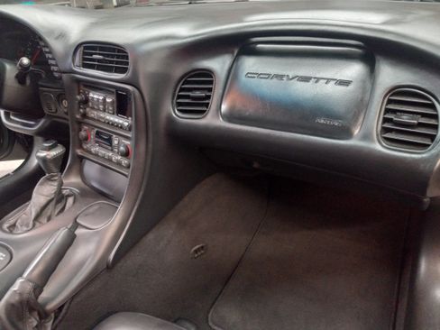 Used 1998 Chevrolet Corvette Coupe w/ Roof Pkg image 16