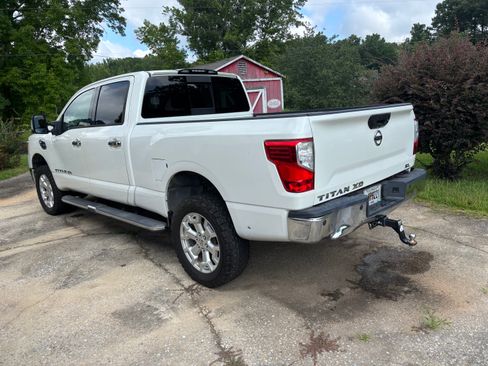 Used 2016 Nissan Titan SL RWD image 11