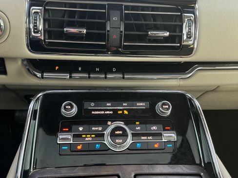 Used 2019 Lincoln Navigator Reserve AWD/4WD image 12