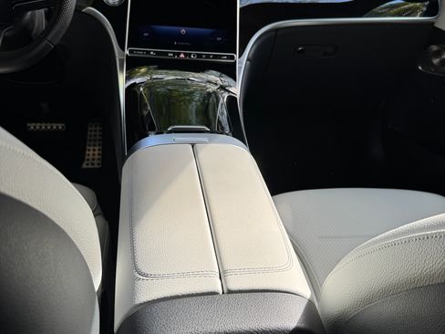 Used 2025 Mercedes-Benz GLC 300 4MATIC image 13