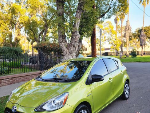 Used 2016 Toyota Prius C Two image 4