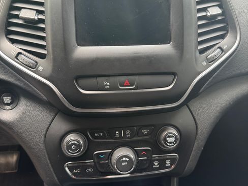 Used 2019 Jeep Cherokee Latitude Plus w/ Cold Weather Group FWD image 24