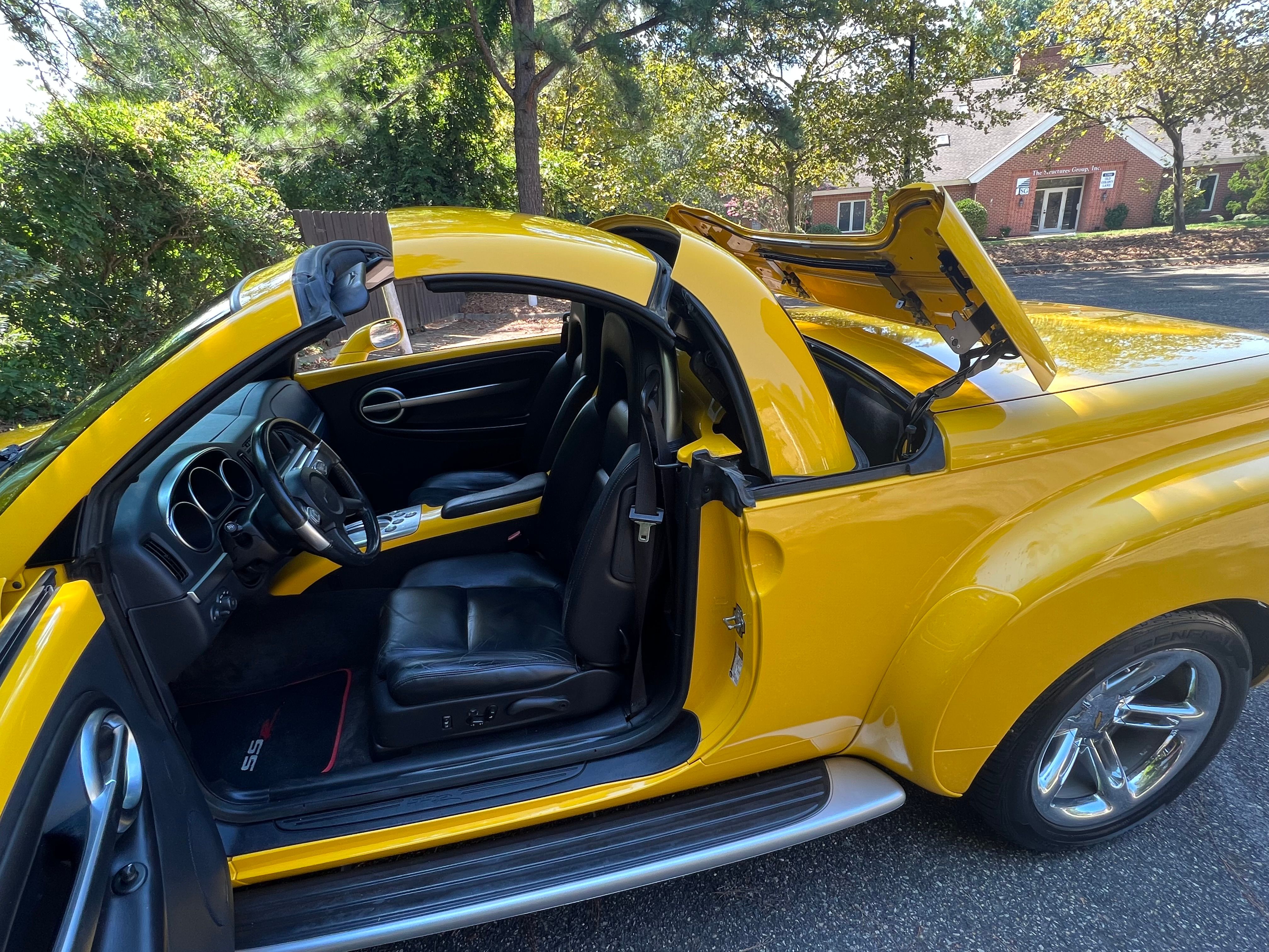 Used 2004 Chevrolet SSR w/ Preferred Equipment Group RWD image 5