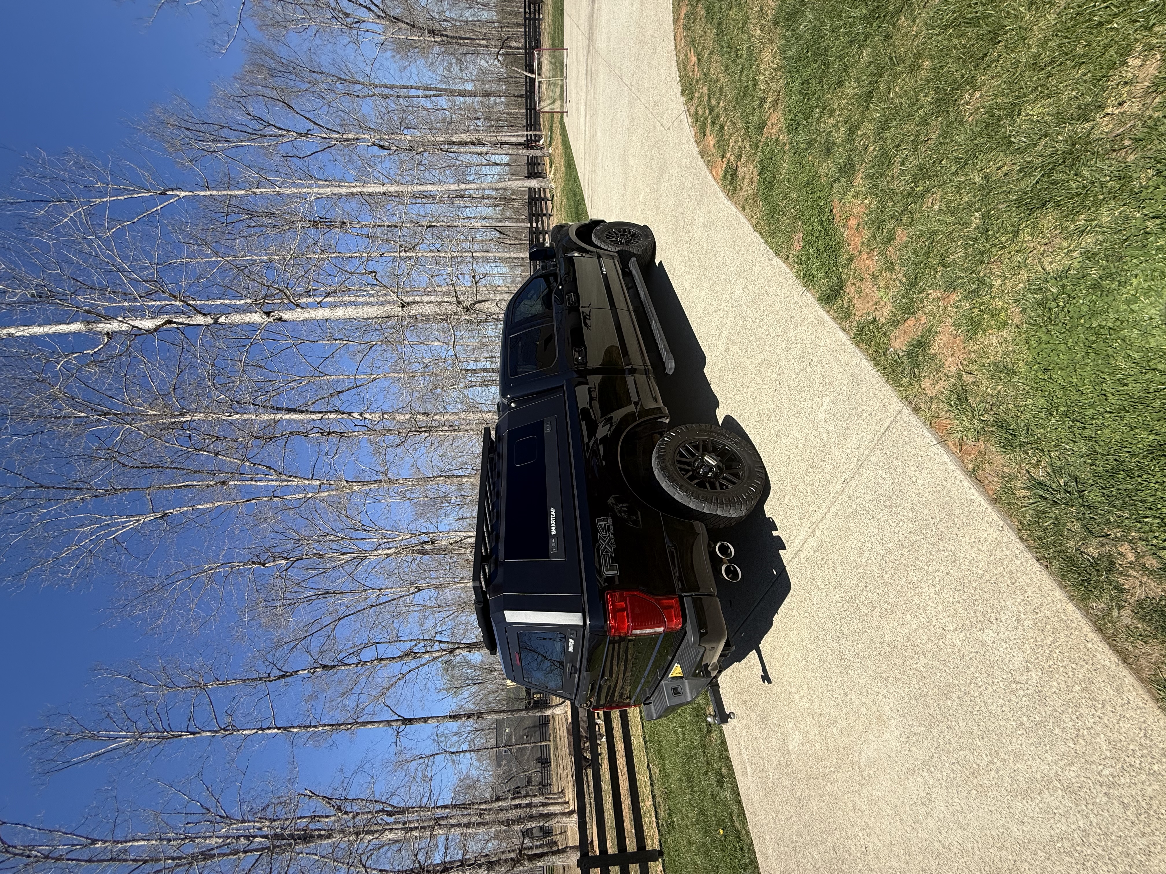 Used 2022 Ford F250 Lariat w/ Black Appearance Pkg AWD/4WD image 2