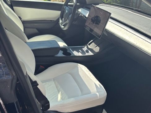 Used 2022 Tesla Model Y Long Range image 8