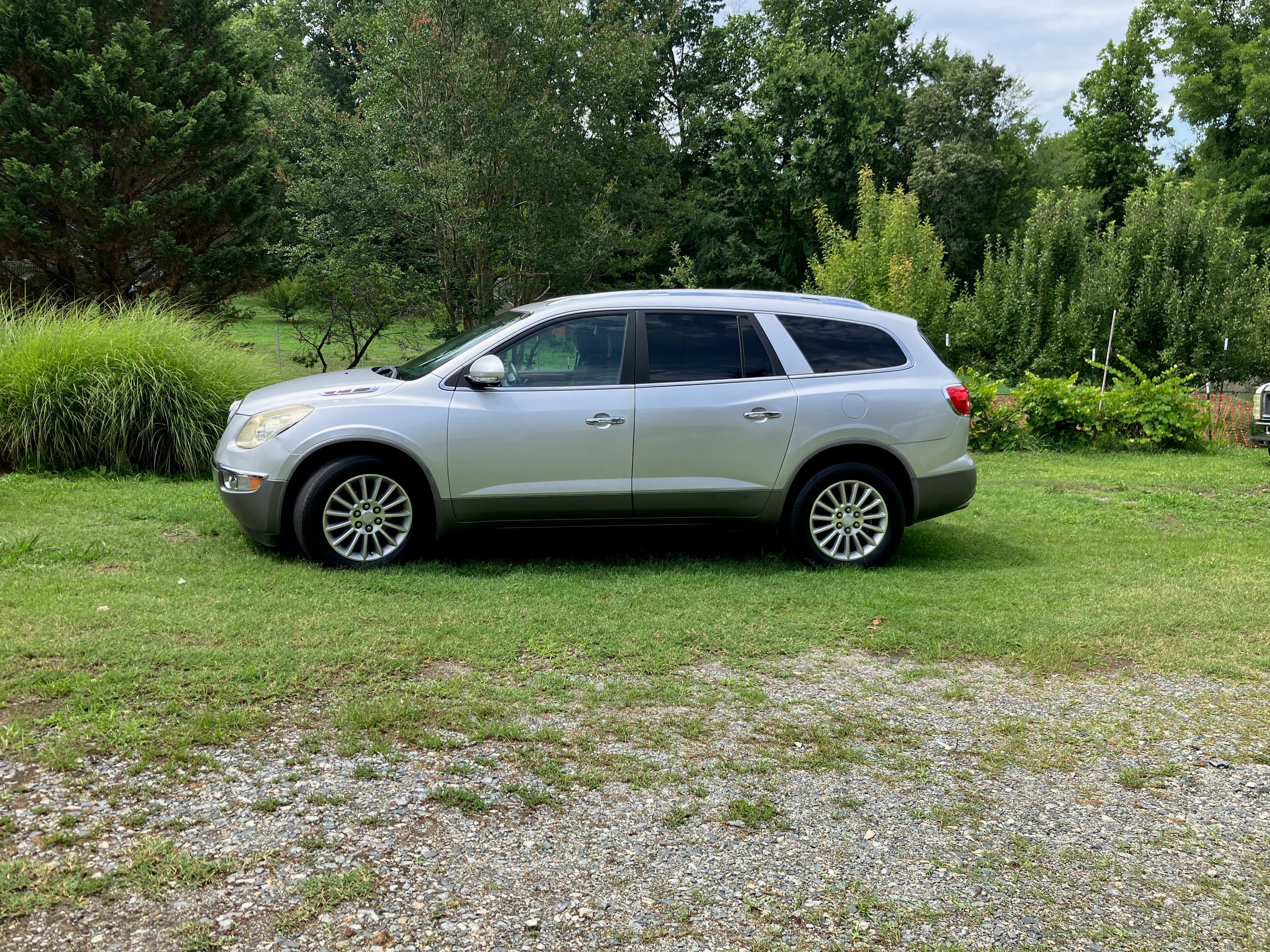 Used 2011 Buick Enclave CX FWD image 2