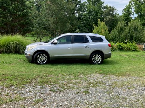 Used 2011 Buick Enclave CX FWD image 2