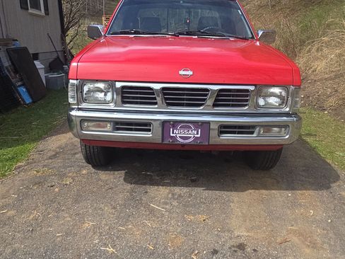 Used 1995 Nissan Pickup XE image 2