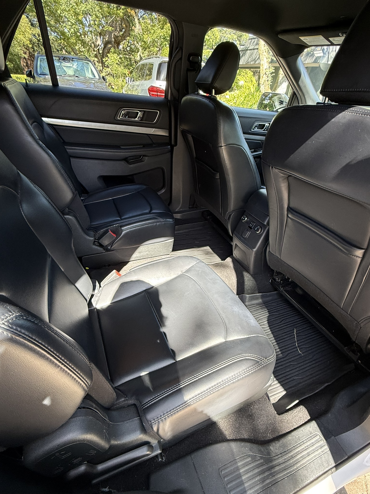 Used 2019 Ford Explorer XLT w/ Equipment Group 202A AWD/4WD image 17