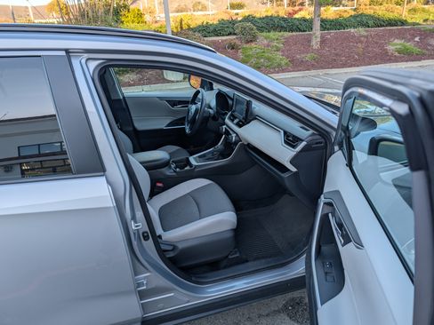 Used 2021 Toyota RAV4 XLE image 15