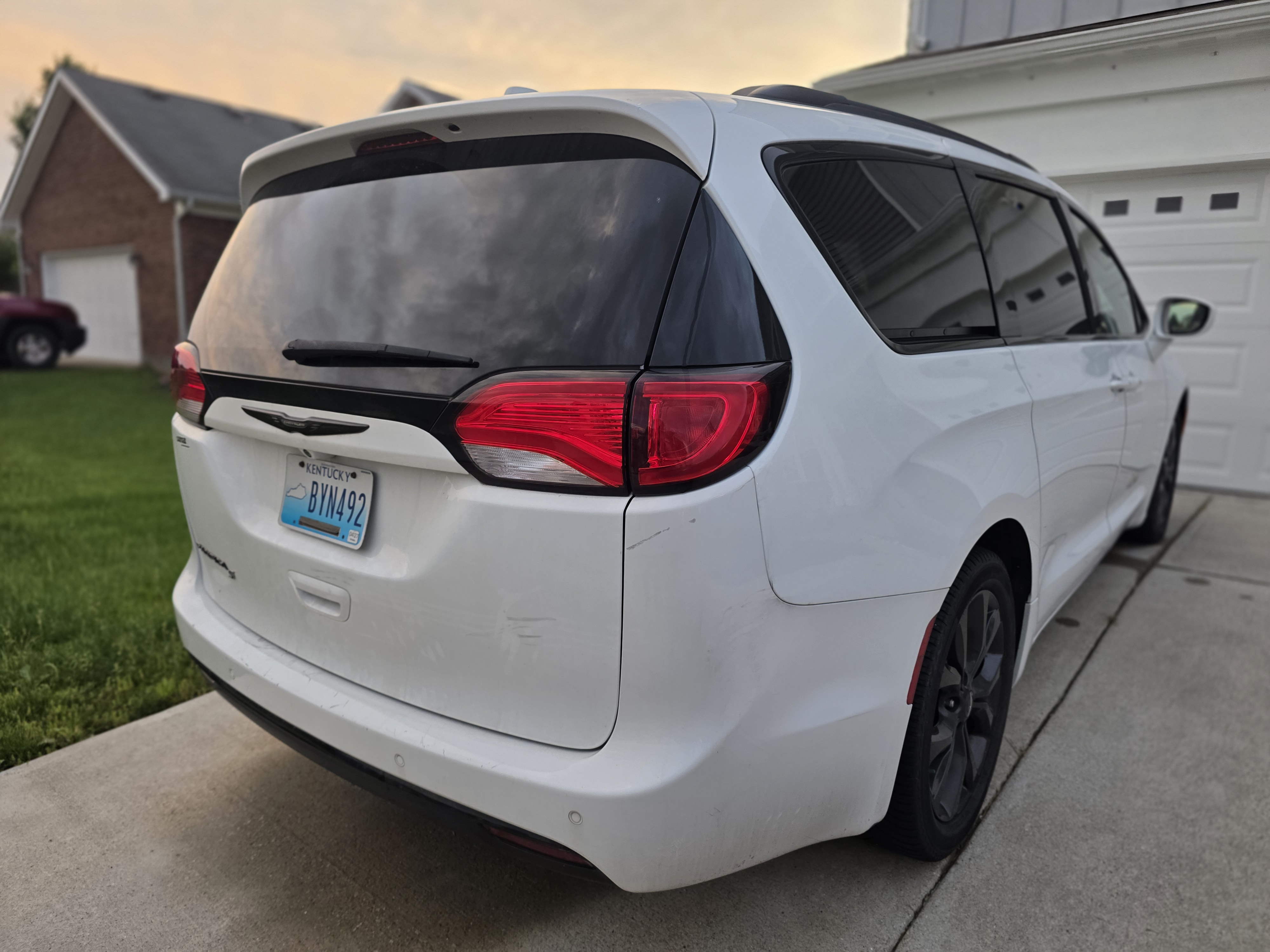 Used 2018 Chrysler Pacifica Touring-L Plus w/ S Appearance Package FWD image 11