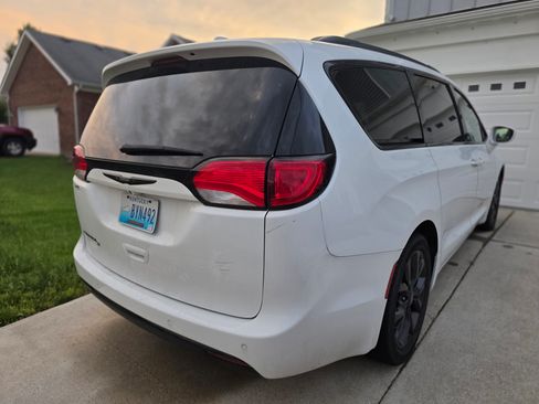 Used 2018 Chrysler Pacifica Touring-L Plus w/ S Appearance Package FWD image 23
