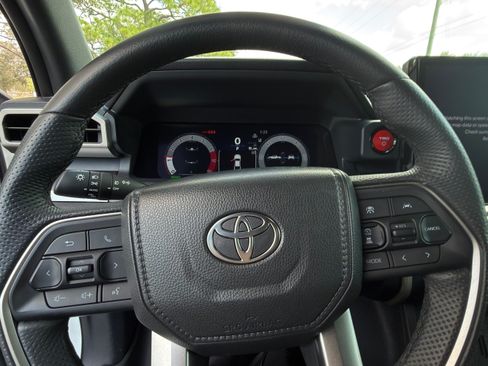 Used 2025 Toyota Tacoma TRD Off-Road image 5