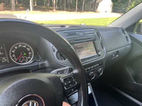 Used 2015 Volkswagen Tiguan S image 9