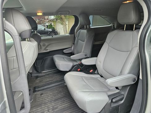 Used 2022 Toyota Sienna XLE image 14
