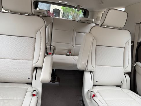 Used 2024 GMC Yukon Denali w/ Denali Reserve Package image 5