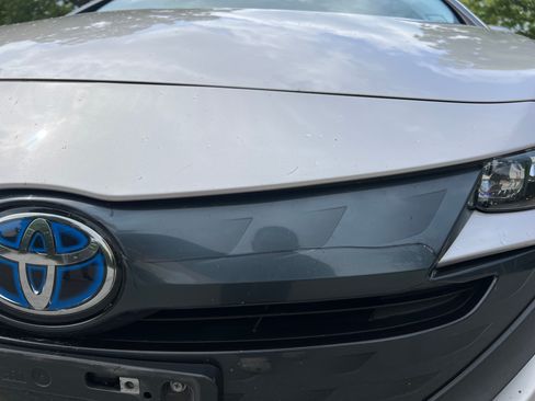 Used 2022 Toyota Prius Prime XLE FWD image 2