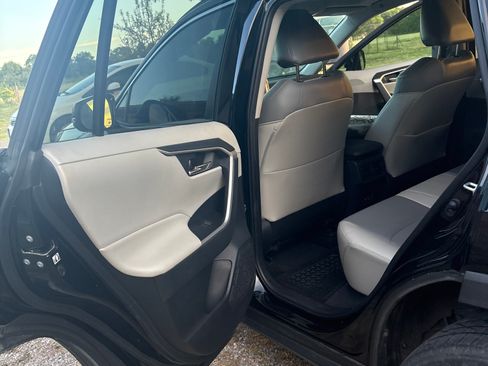 Used 2019 Toyota RAV4 XLE Premium FWD image 12