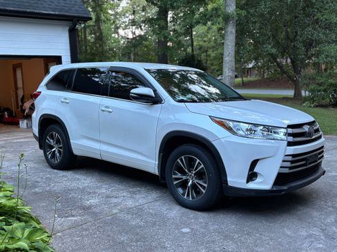 Used 2018 Toyota Highlander LE FWD image 2