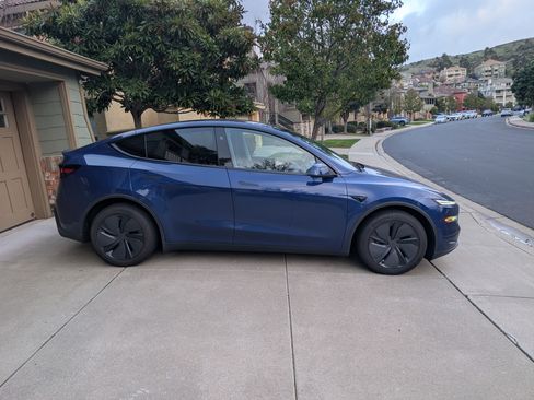 Used 2026 Tesla Model Y Long Range image 4
