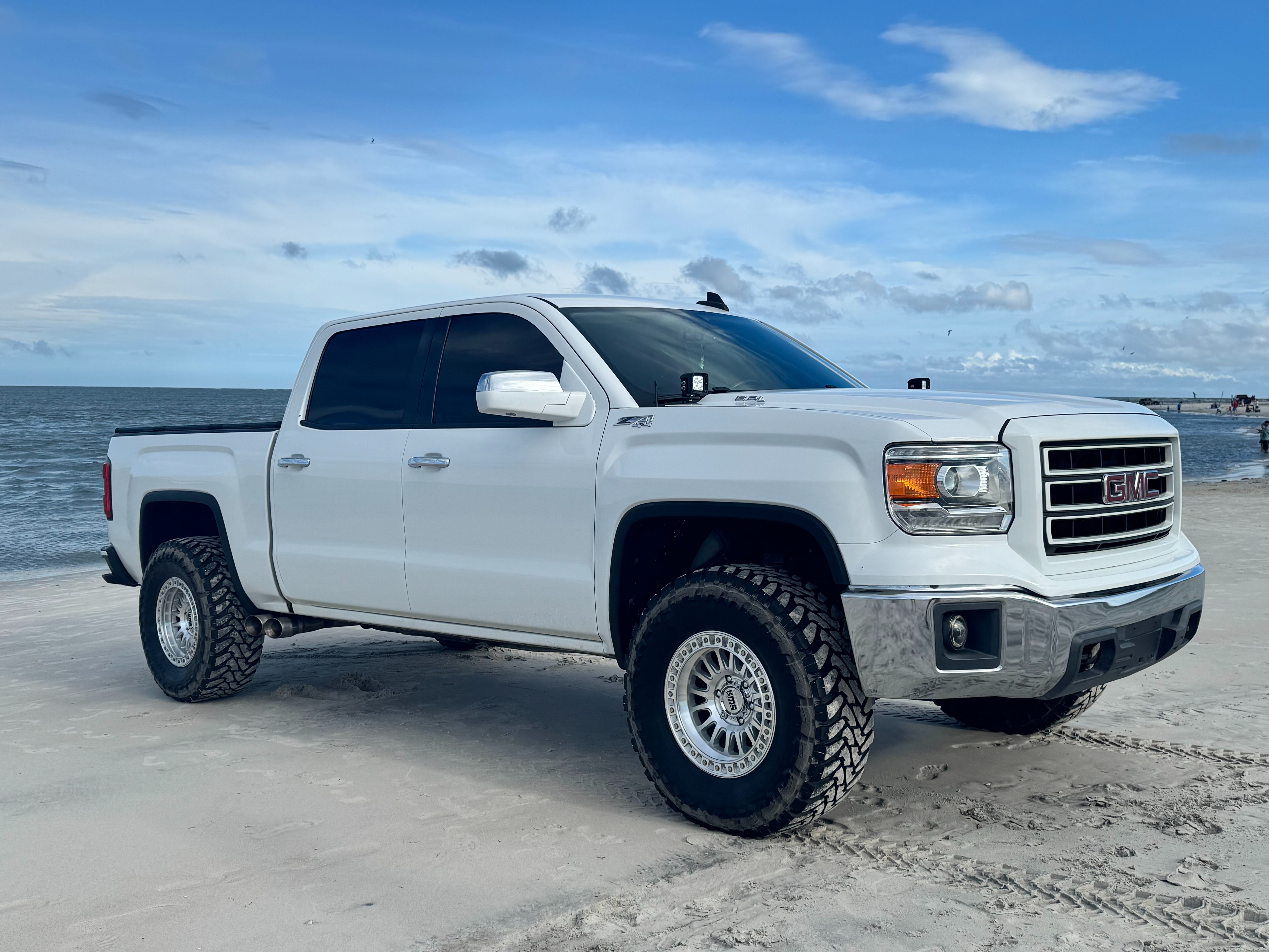 Used 2015 GMC Sierra 1500 SLT w/ SLT Preferred Package AWD/4WD image 1