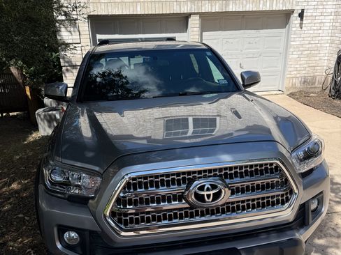 Used 2016 Toyota Tacoma TRD Off-Road w/ Premium & Technology Package AWD/4WD image 2