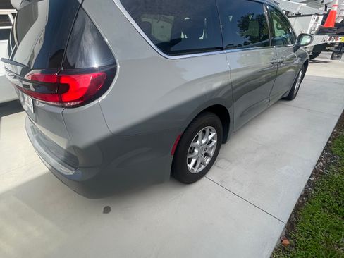 Used 2022 Chrysler Pacifica Touring-L FWD image 14