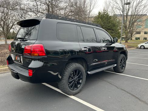 Used 2009 Lexus LX 570 4WD w/ Preferred Accessory Pkg image 4