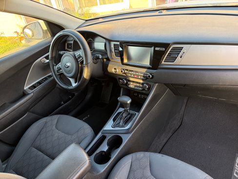 Used 2018 Kia Niro LX image 2