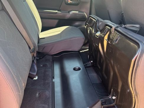 Used 2016 Toyota Tacoma TRD Off-Road image 23