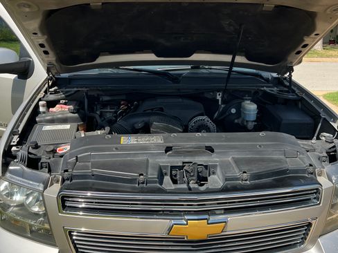 Used 2008 Chevrolet Suburban LT w/ LT Preferred Equipment Group image 12