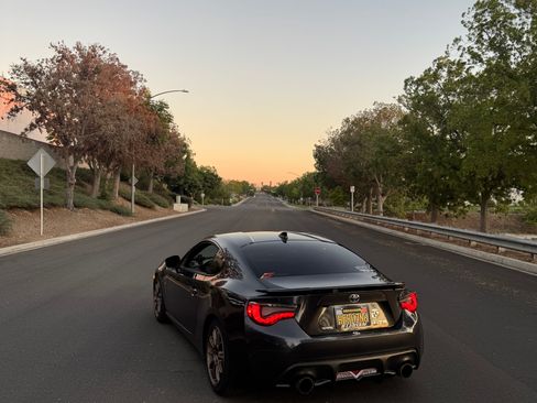 Used 2017 Toyota 86 Coupe 2D image 2