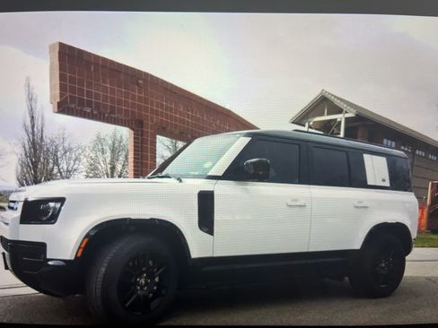 Used 2024 Land Rover Defender 110 X-Dynamic SE image 2