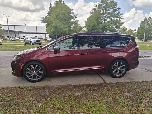 Used 2018 Chrysler Pacifica Limited w/ Tire & Wheel Group FWD image 10