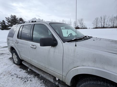 Used 2010 Ford Explorer XLT image 2